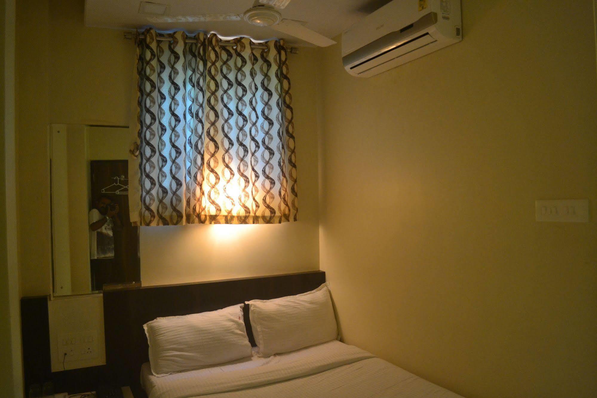 Airport Metro Hotel Mumbai Exterior photo